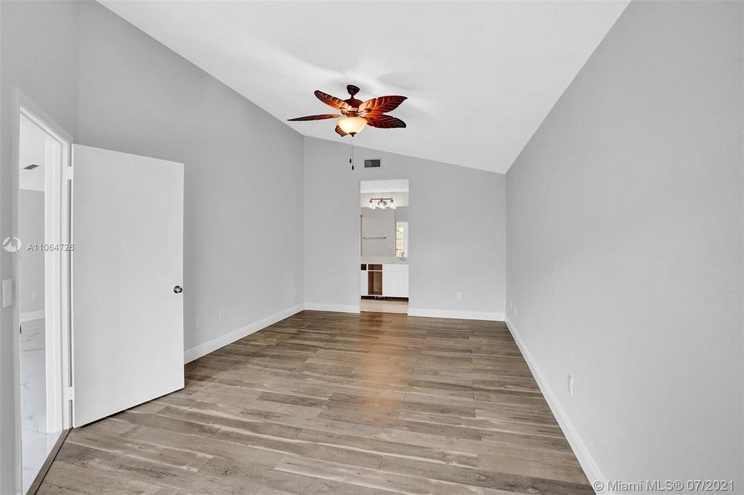 Recently Sold: $355,000 (3 beds, 2 baths, 1470 Square Feet)