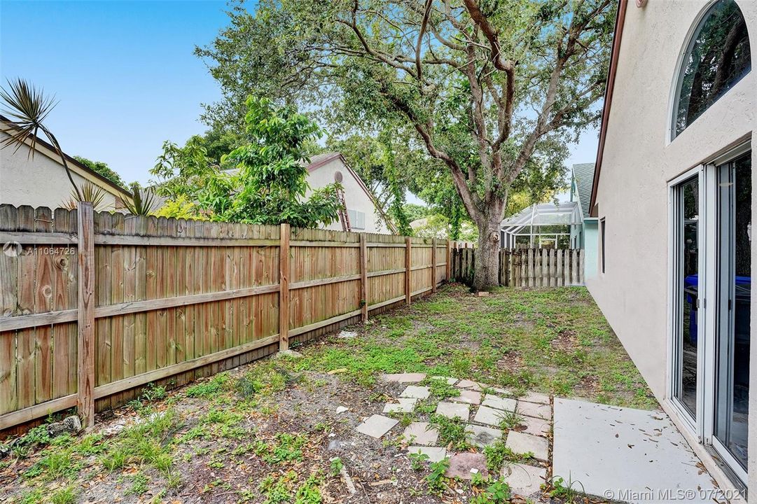 Recently Sold: $355,000 (3 beds, 2 baths, 1470 Square Feet)