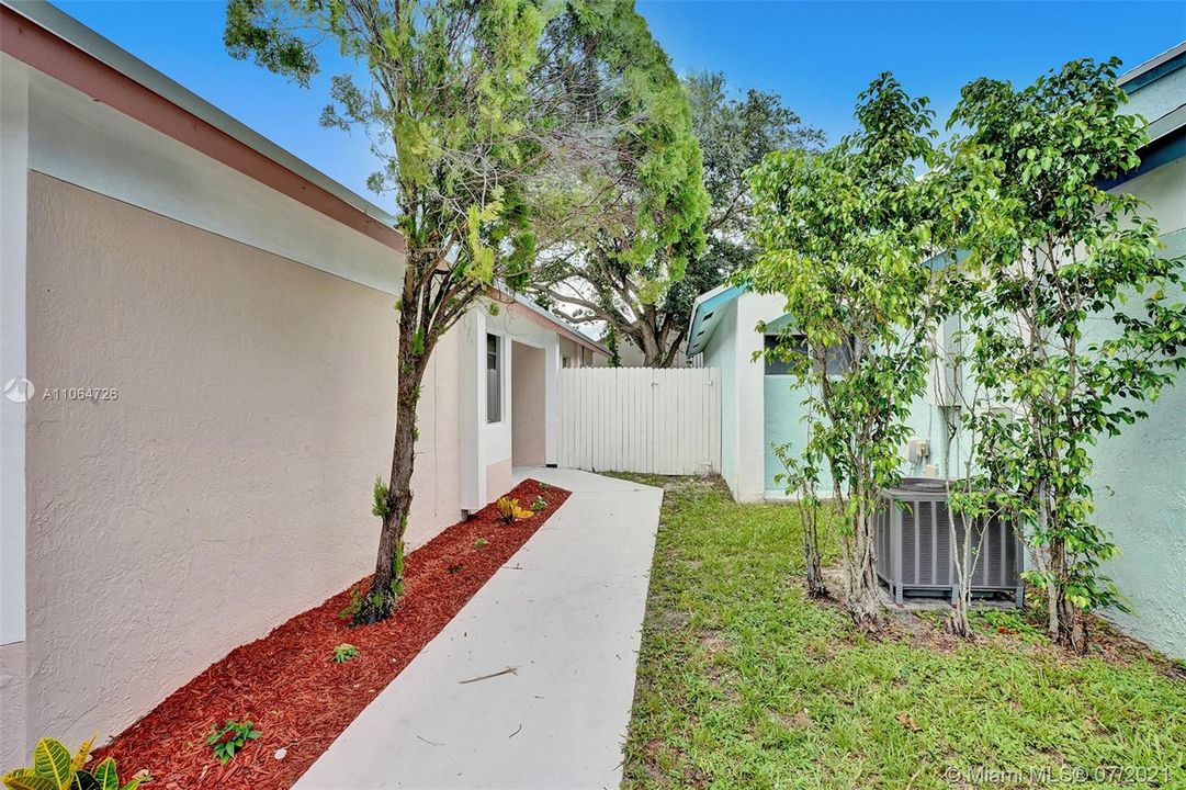 Recently Sold: $355,000 (3 beds, 2 baths, 1470 Square Feet)