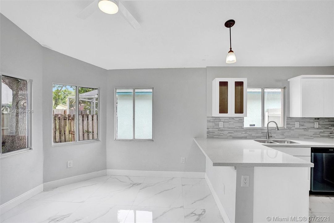 Recently Sold: $355,000 (3 beds, 2 baths, 1470 Square Feet)