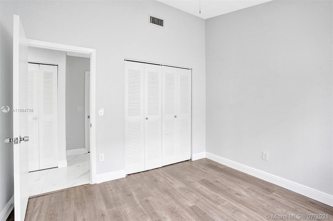 Recently Sold: $355,000 (3 beds, 2 baths, 1470 Square Feet)