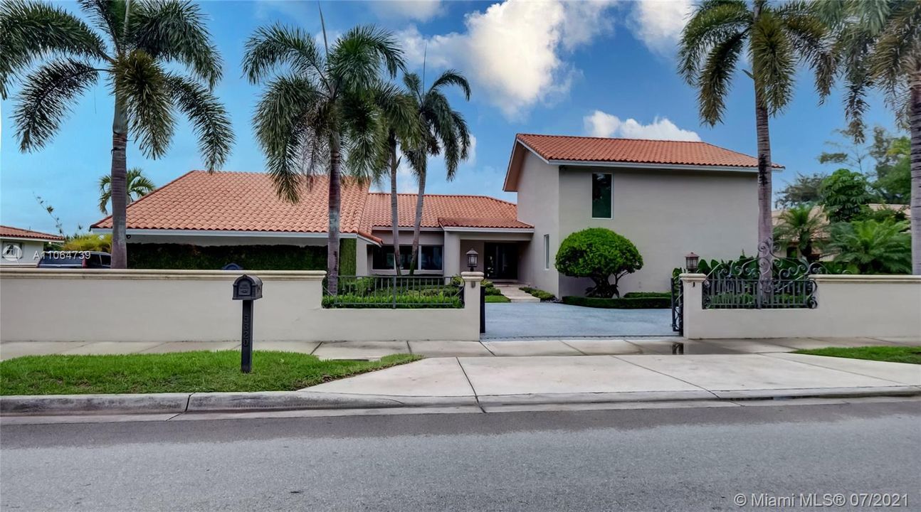 Recently Sold: $1,800,000 (4 beds, 3 baths, 5674 Square Feet)