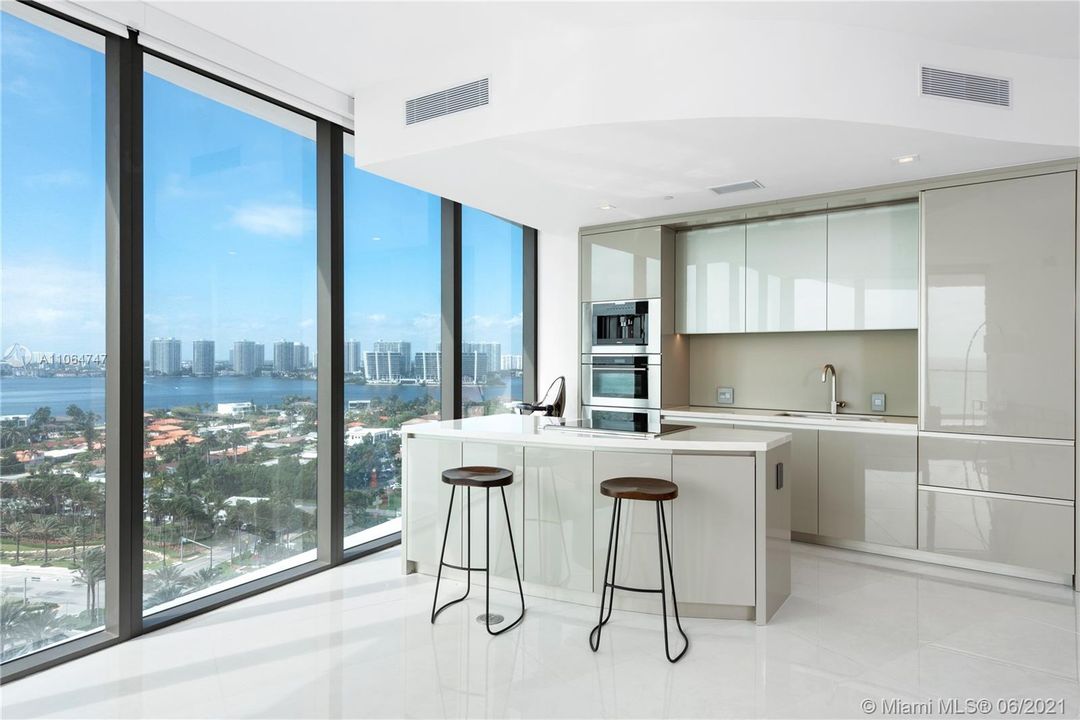 Recently Sold: $1,880,000 (2 beds, 2 baths, 1549 Square Feet)