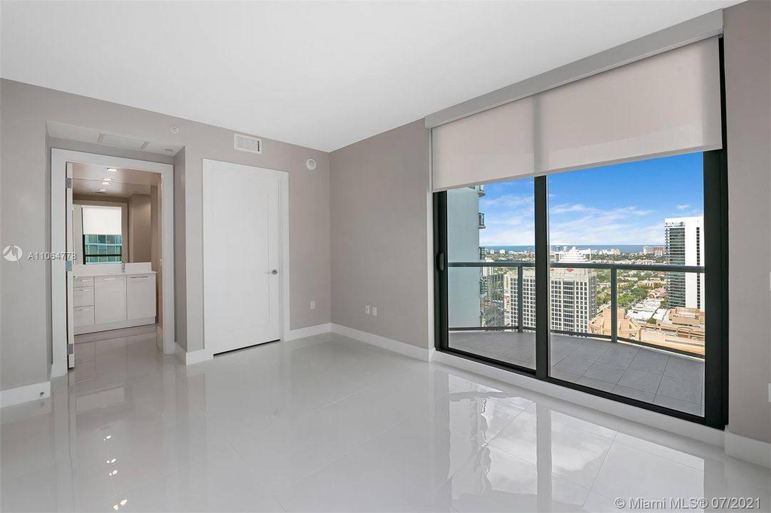Large 3rd Bedroom with En suite and walk-in Closet, Views to the East - Ocean Views