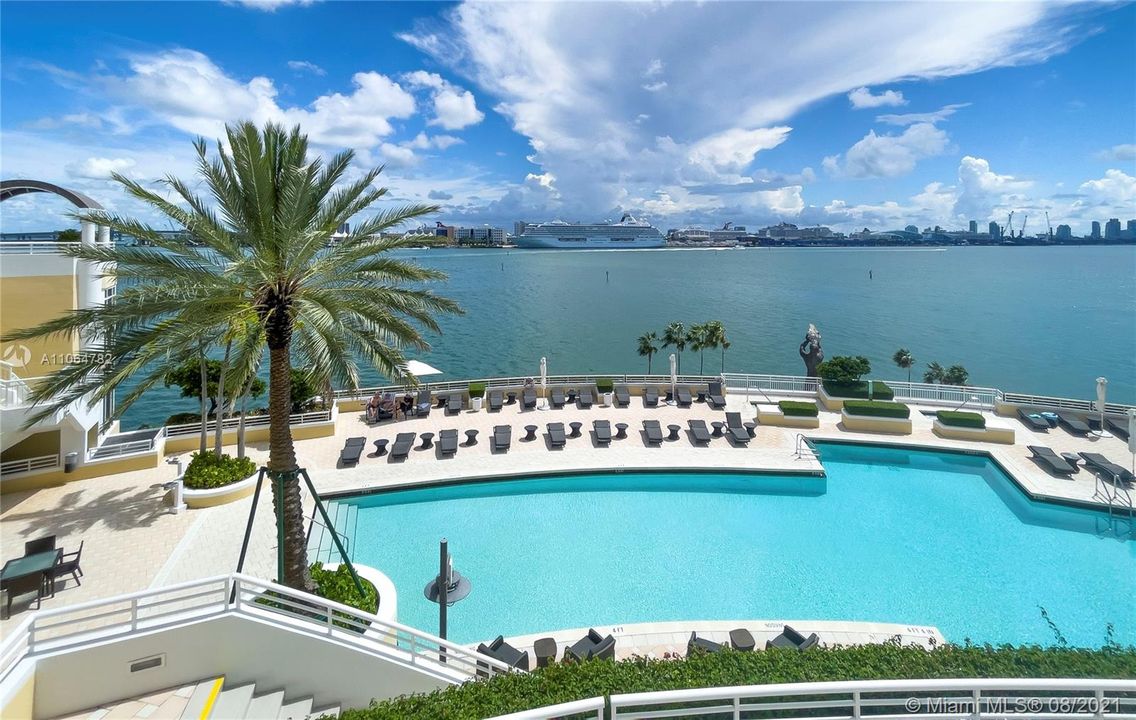 Recently Sold: $1,400,000 (2 beds, 2 baths, 1919 Square Feet)