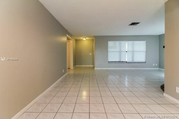 Recently Rented: $2,975 (3 beds, 2 baths, 1422 Square Feet)