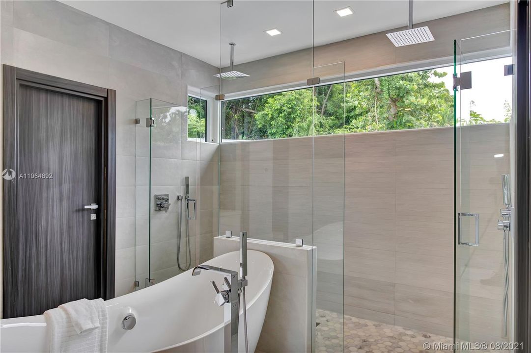 MASTER DOUBLE SHOWER AND TUB
