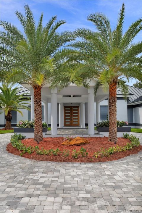 Recently Sold: $3,500,000 (6 beds, 6 baths, 5813 Square Feet)