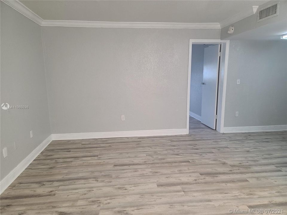 Recently Rented: $1,350 (1 beds, 1 baths, 558 Square Feet)