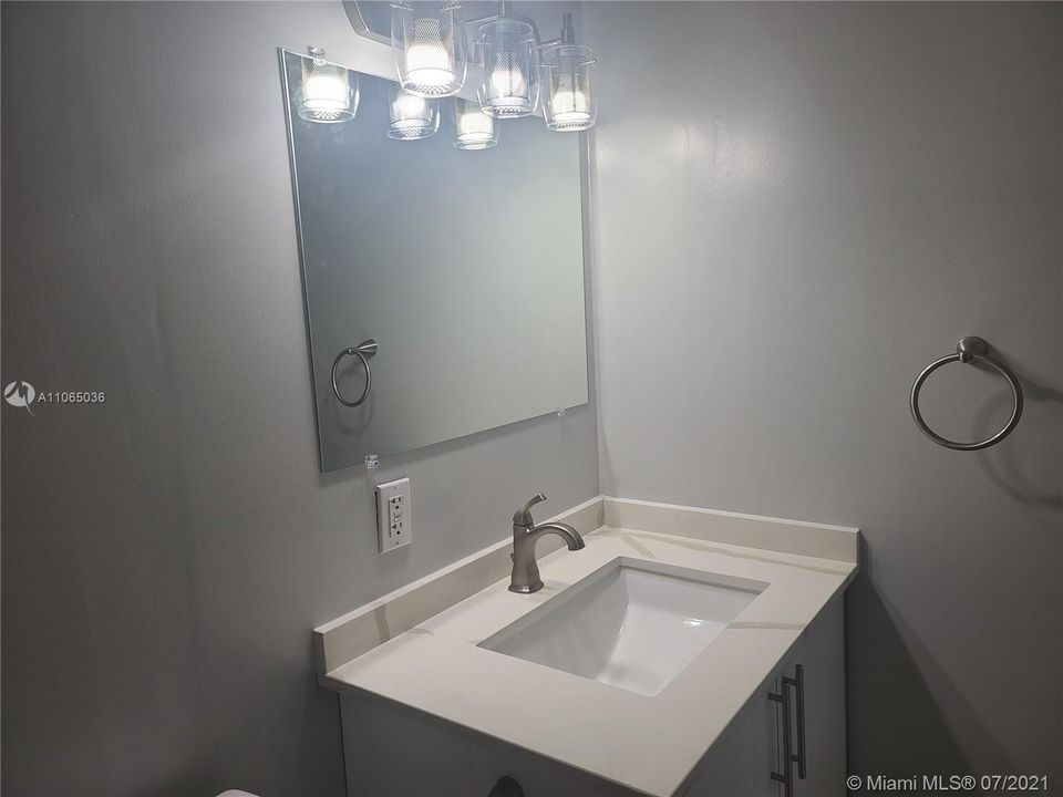 Recently Rented: $1,350 (1 beds, 1 baths, 558 Square Feet)