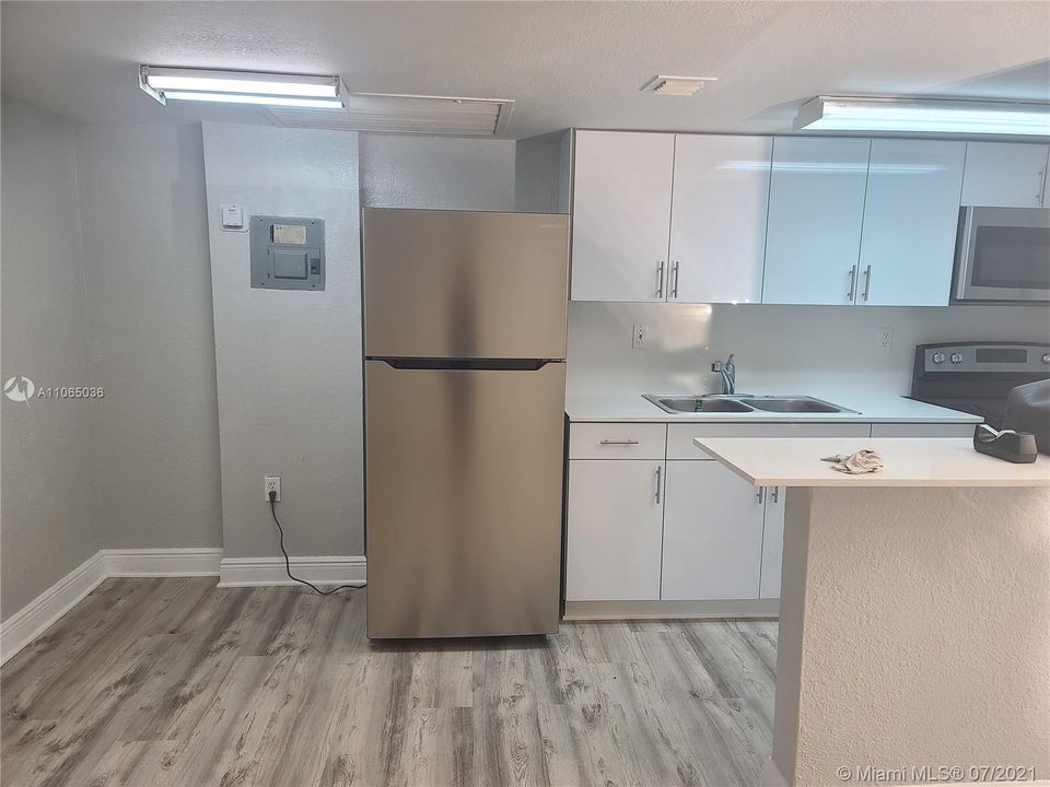 Recently Rented: $1,350 (1 beds, 1 baths, 558 Square Feet)