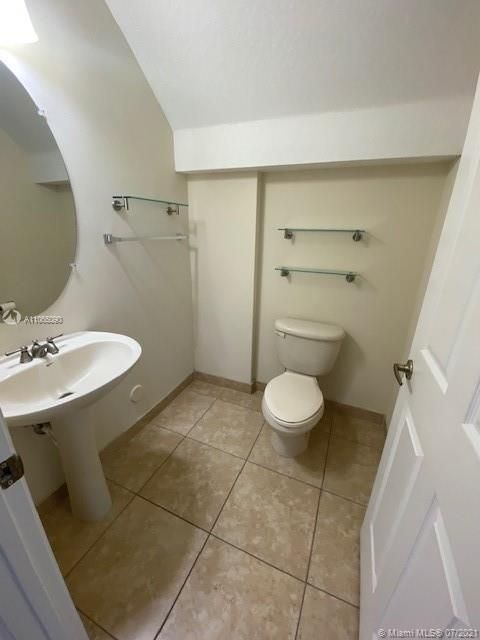 POWDER ROOM/HALF BATHROOM
