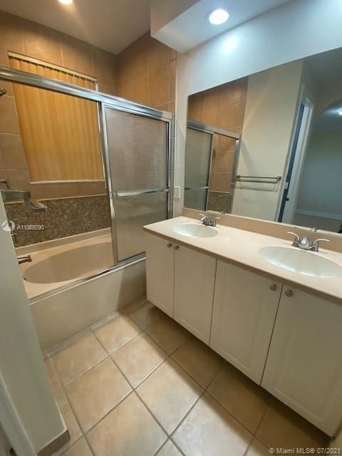 MASTER BATHROOM WITH DOUBLE SINK.