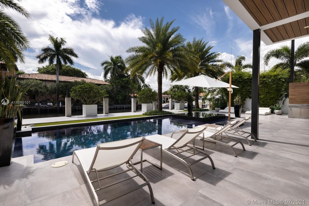 Recently Sold: $7,777,000 (5 beds, 6 baths, 7320 Square Feet)