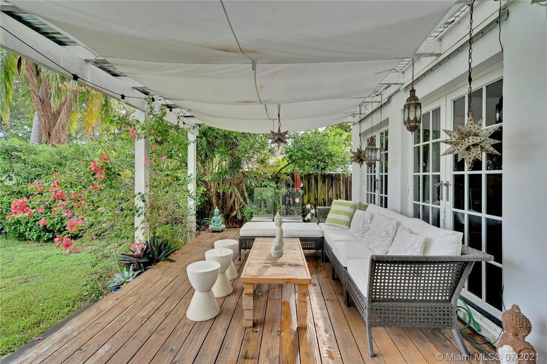 Recently Sold: $2,495,000 (3 beds, 2 baths, 1870 Square Feet)
