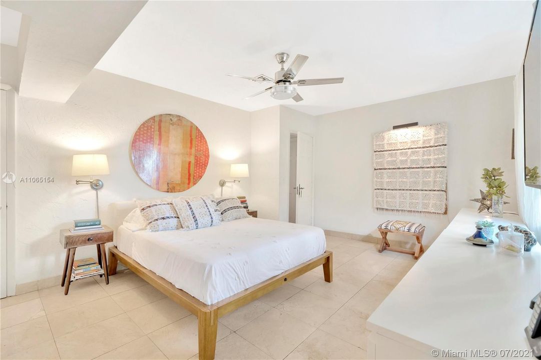 Recently Sold: $2,495,000 (3 beds, 2 baths, 1870 Square Feet)