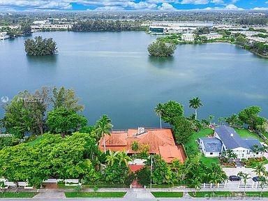 Recently Sold: $1,395,000 (5 beds, 6 baths, 5261 Square Feet)