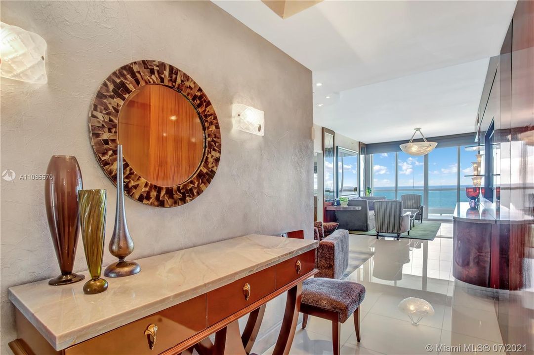Recently Sold: $2,299,000 (3 beds, 3 baths, 2214 Square Feet)