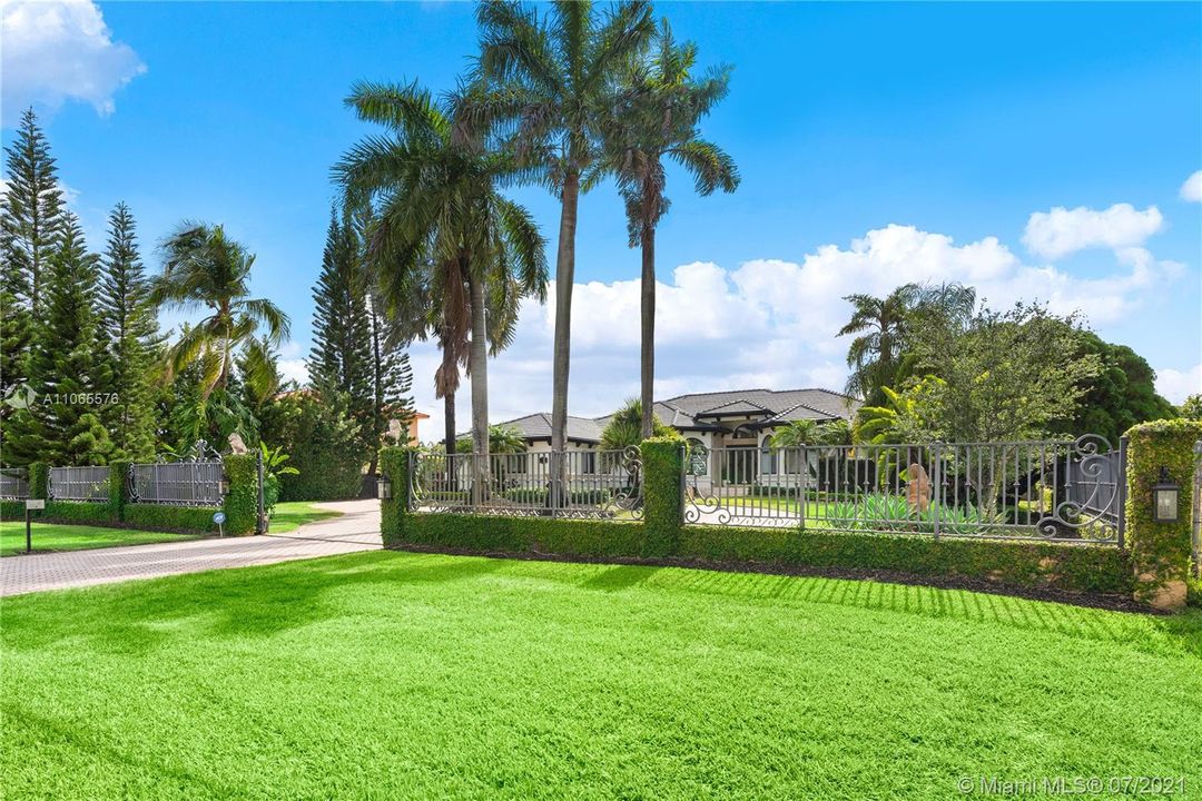 Recently Sold: $1,875,000 (5 beds, 4 baths, 4972 Square Feet)