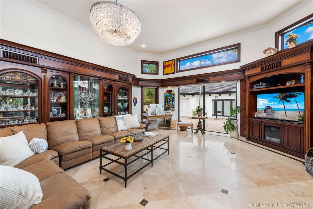 Recently Sold: $1,875,000 (5 beds, 4 baths, 4972 Square Feet)