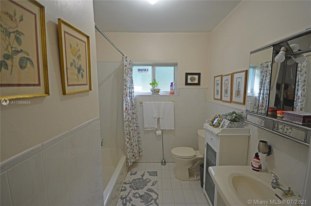 最近售出: $949,000 (4 贝兹, 2 浴室, 1931 平方英尺)
