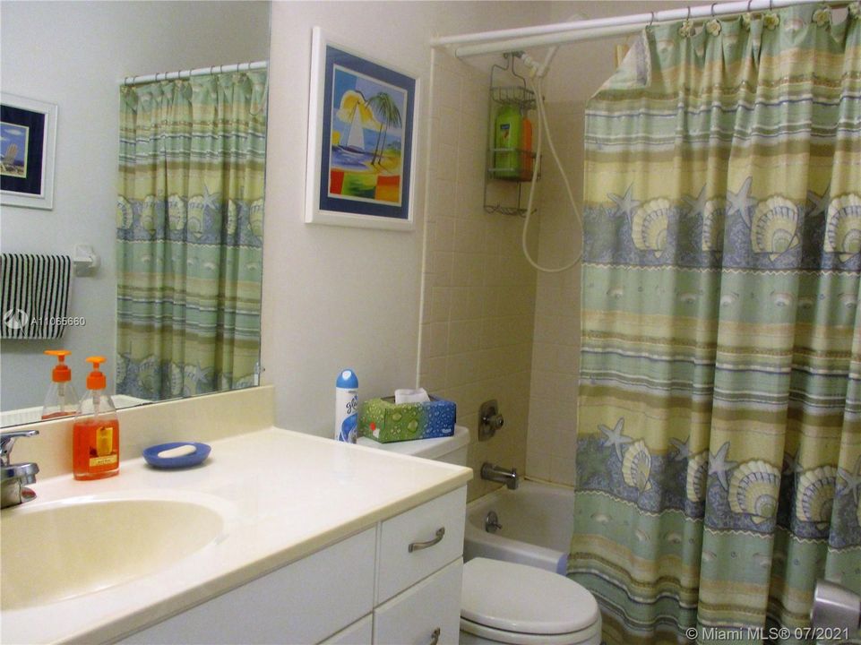 Guest bathroom tub/shower