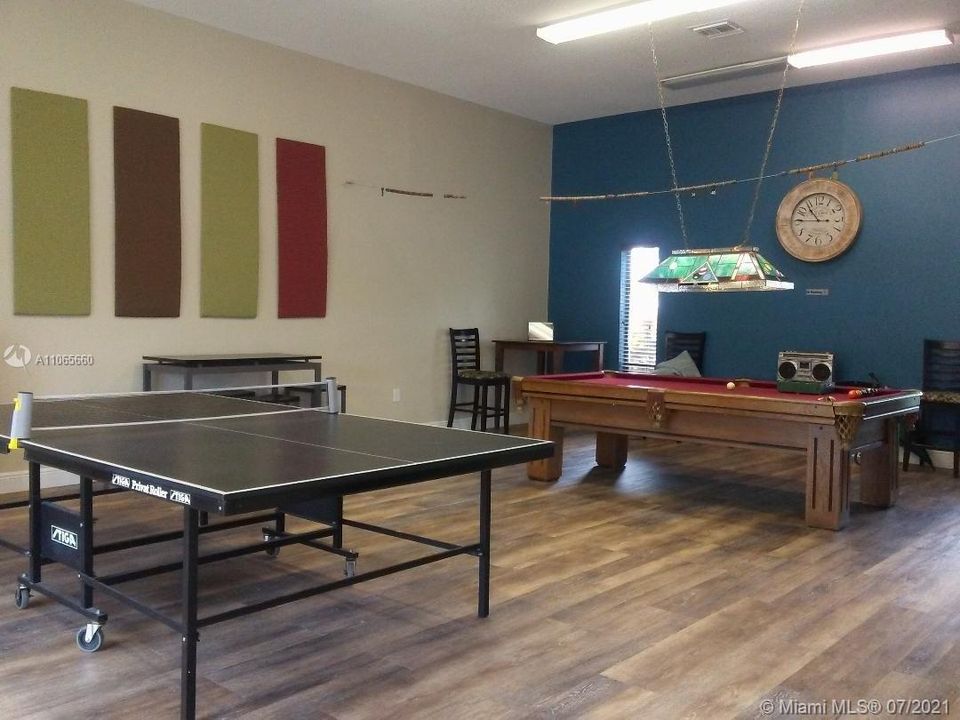 Recreation room with Pool table & ping pong table