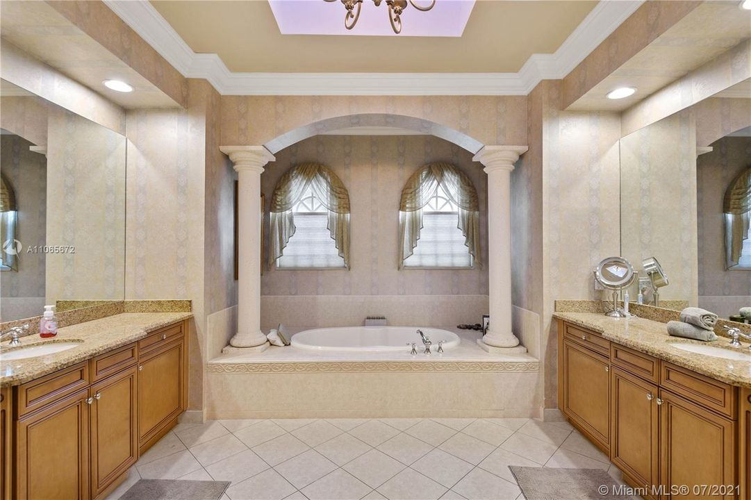 Недавно продано: $1,499,000 (6 спален, 6 ванн, 5456 Квадратных фут)