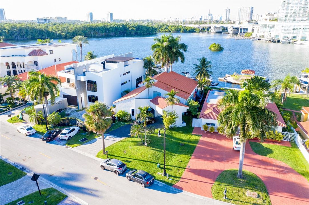 Recently Sold: $3,300,000 (4 beds, 3 baths, 2627 Square Feet)