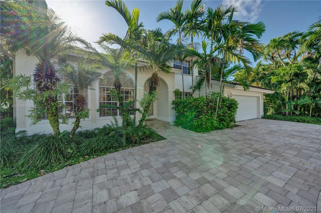 Recently Sold: $860,000 (5 beds, 3 baths, 2447 Square Feet)