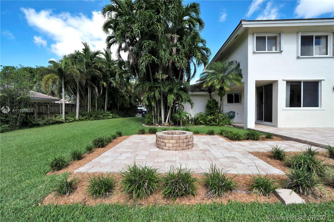 Recently Sold: $860,000 (5 beds, 3 baths, 2447 Square Feet)