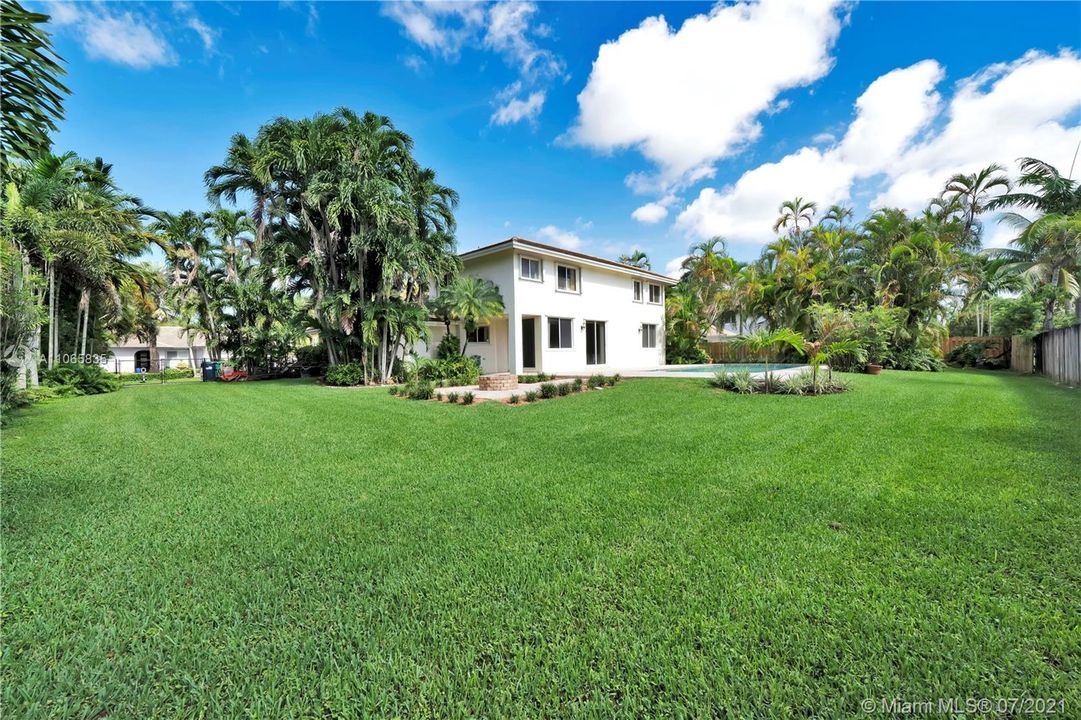 Recently Sold: $860,000 (5 beds, 3 baths, 2447 Square Feet)