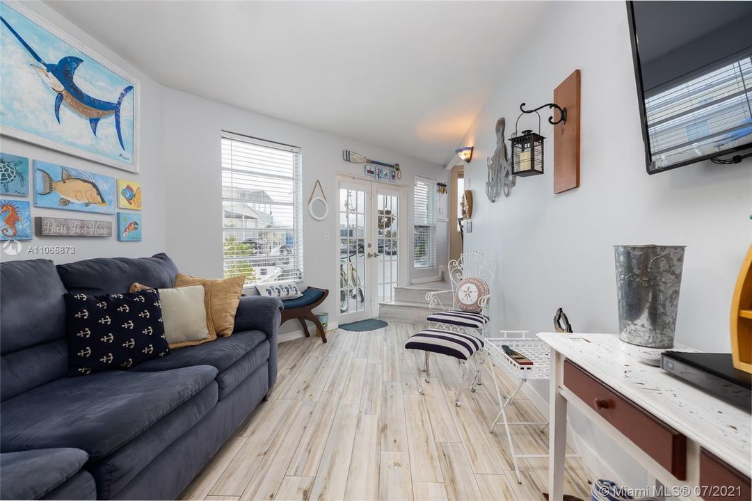 Recently Sold: $355,000 (1 beds, 1 baths, 700 Square Feet)