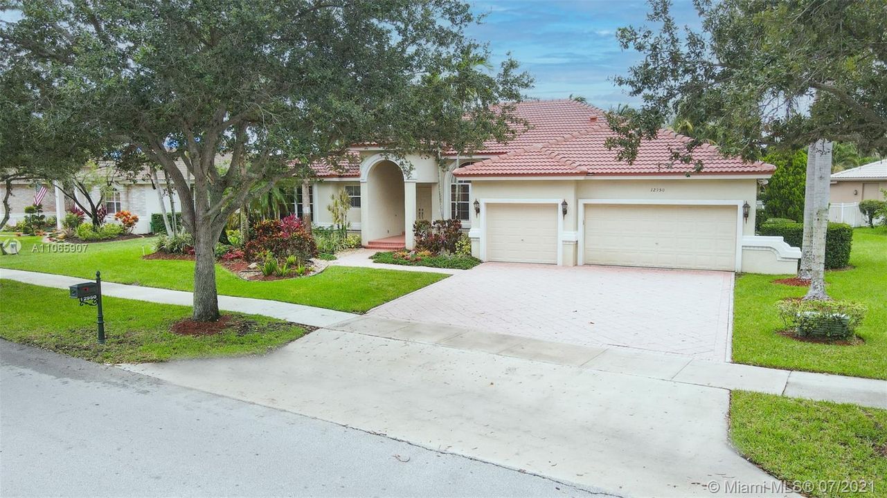 Recently Sold: $869,000 (5 beds, 3 baths, 2947 Square Feet)