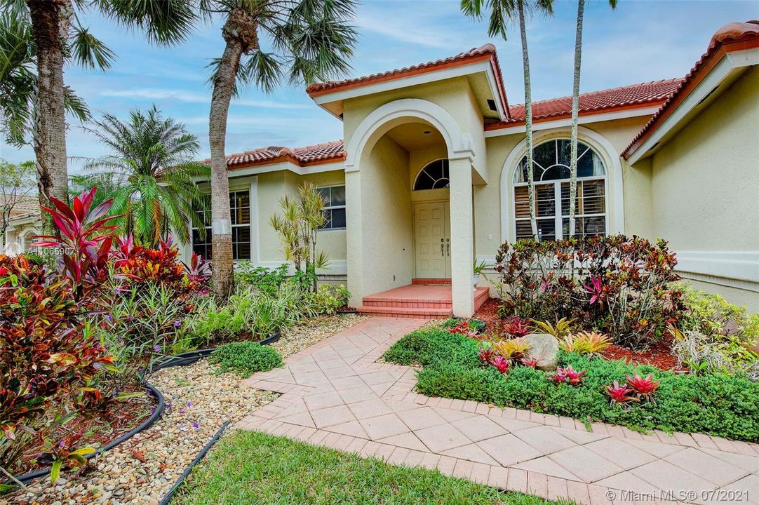 Recently Sold: $869,000 (5 beds, 3 baths, 2947 Square Feet)