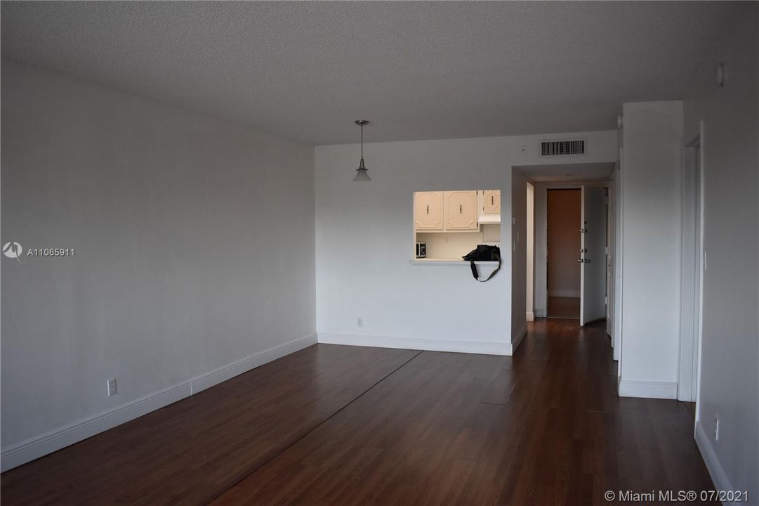 Recently Rented: $1,450 (1 beds, 1 baths, 845 Square Feet)