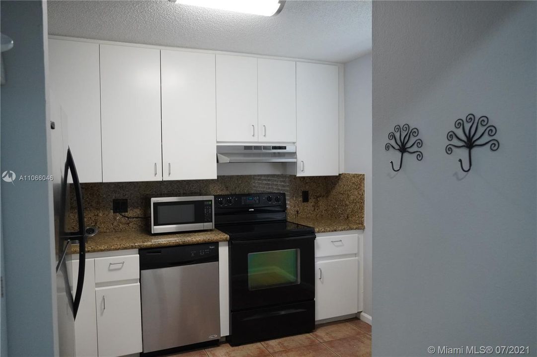 Recently Rented: $2,150 (2 beds, 2 baths, 893 Square Feet)