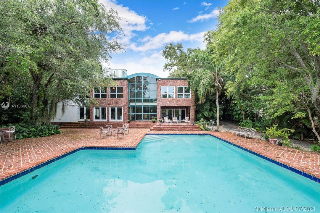 Recently Sold: $2,595,000 (5 beds, 4 baths, 5291 Square Feet)