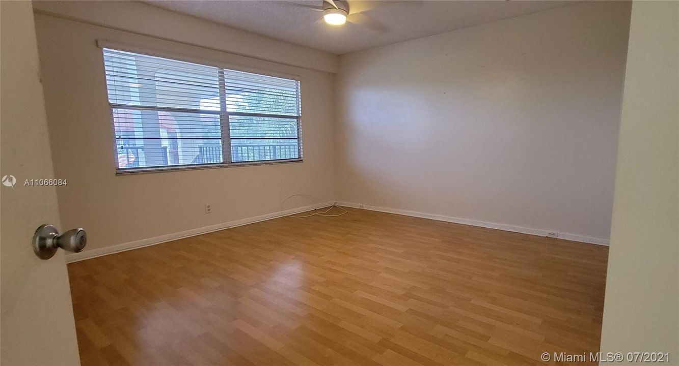 Recently Rented: $1,400 (1 beds, 1 baths, 1045 Square Feet)