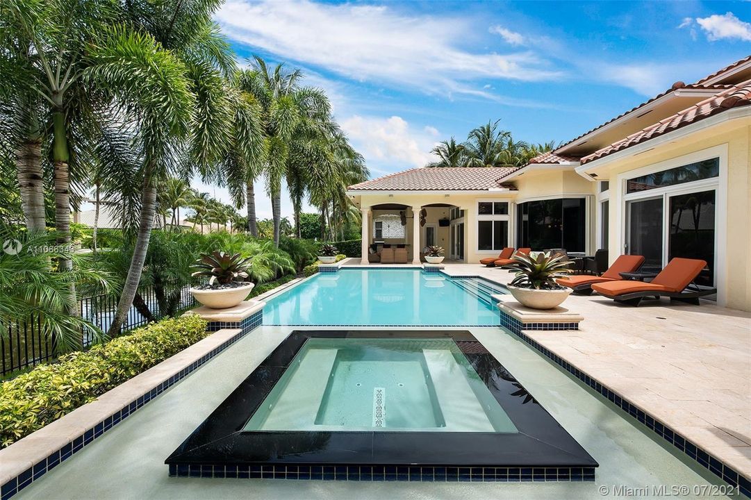 Recently Sold: $2,389,000 (5 beds, 6 baths, 4764 Square Feet)