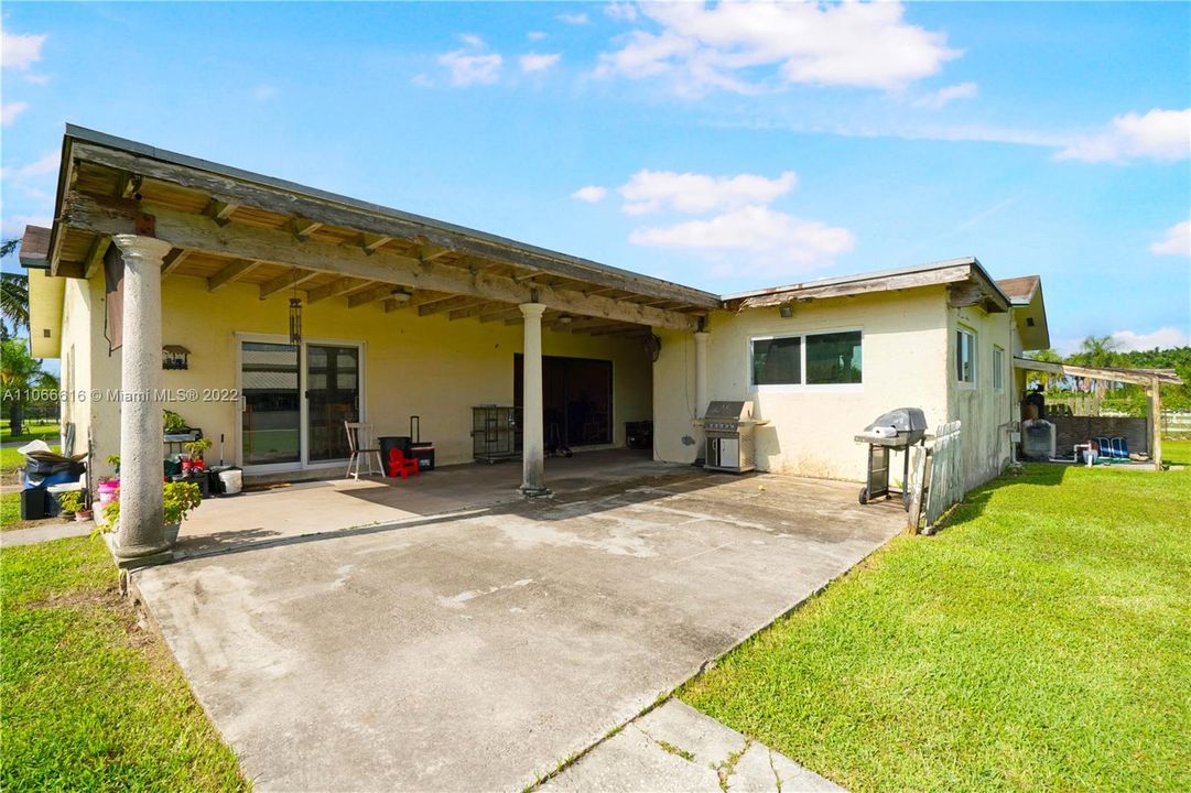 Recently Sold: $990,000 (3 beds, 2 baths, 2976 Square Feet)
