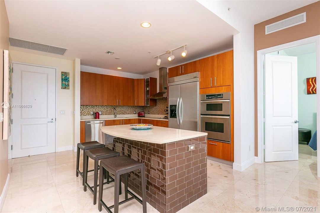 Recently Sold: $899,000 (2 beds, 2 baths, 1655 Square Feet)