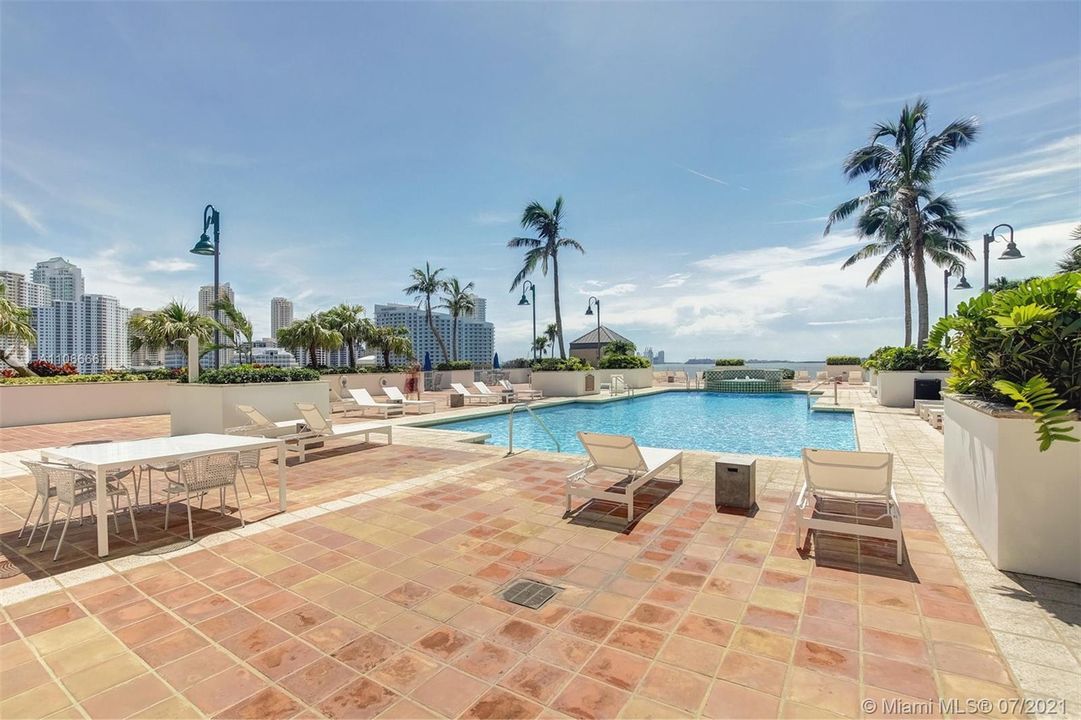 Recently Rented: $3,743 (2 beds, 2 baths, 1393 Square Feet)