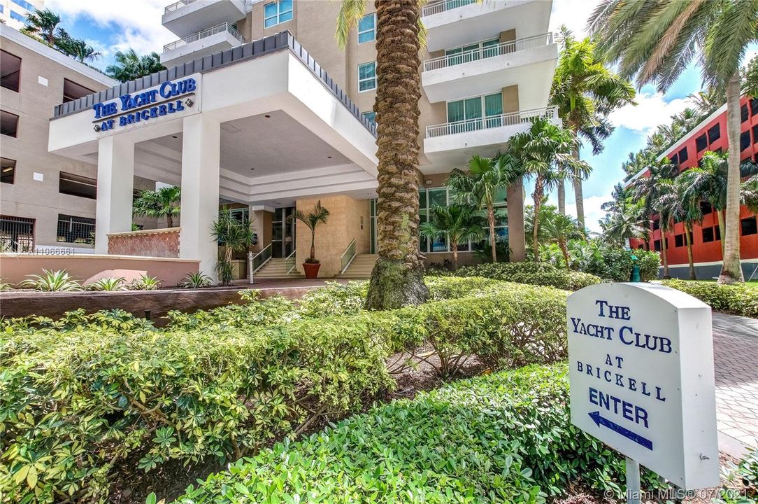 Recently Rented: $3,743 (2 beds, 2 baths, 1393 Square Feet)