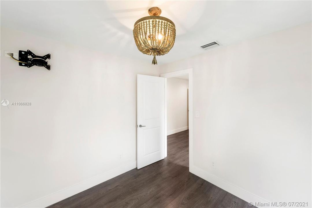 Recently Sold: $1,100,000 (4 beds, 2 baths, 1823 Square Feet)