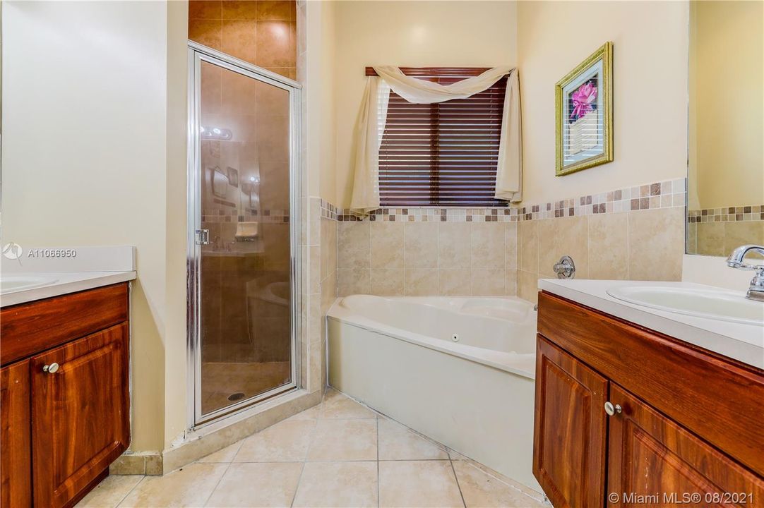 Recently Sold: $520,000 (4 beds, 2 baths, 2366 Square Feet)