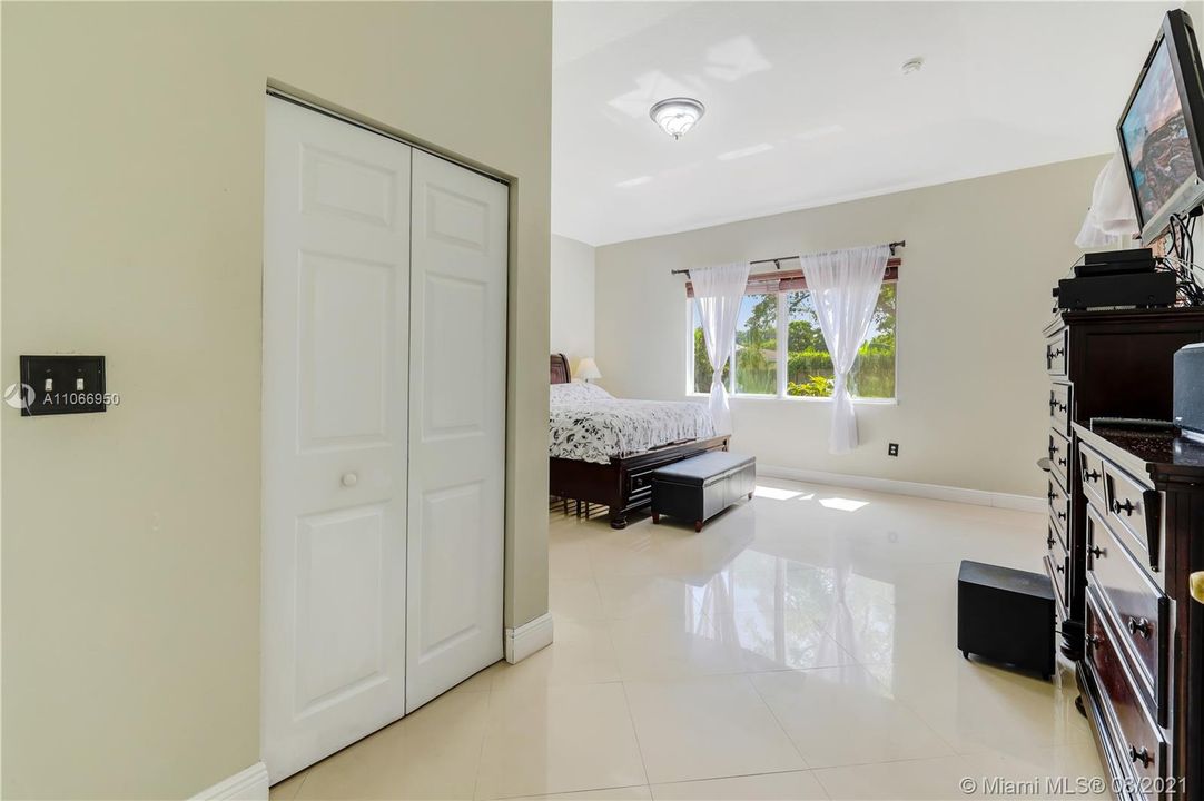 Recently Sold: $520,000 (4 beds, 2 baths, 2366 Square Feet)