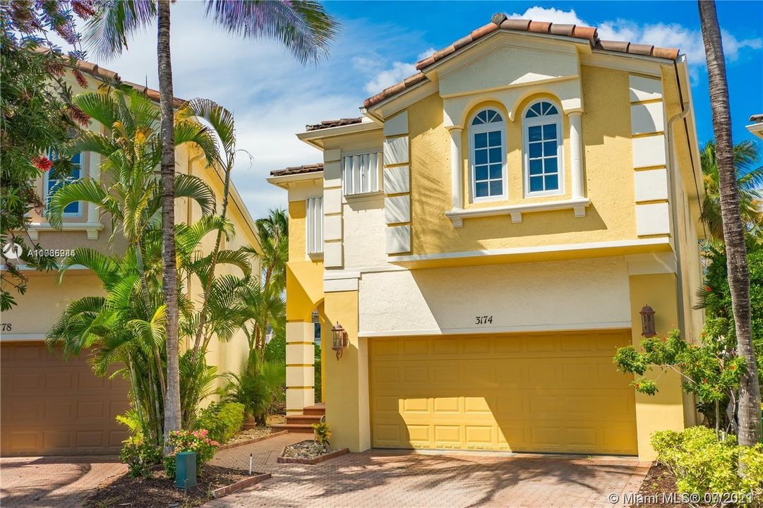 Recently Sold: $930,000 (3 beds, 3 baths, 2540 Square Feet)
