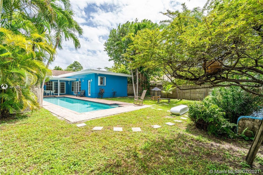 Recently Sold: $1,800,000 (4 beds, 3 baths, 1987 Square Feet)