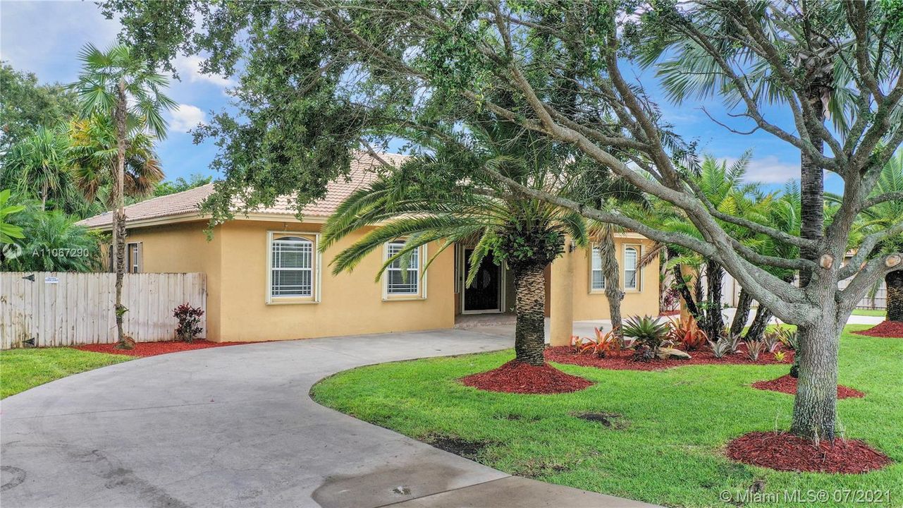 Recently Sold: $705,000 (5 beds, 3 baths, 3584 Square Feet)